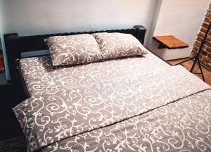 ein Bett mit zwei Kissen darüber in der Unterkunft Fortetsya in Uman