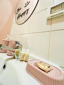 uma banana num prato rosa num lavatório da casa de banho em Casa Lilla em Monreale