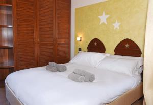 - une chambre avec 2 lits et des serviettes dans l'établissement Agriturismo La Pecora Nera, à Mulazzano