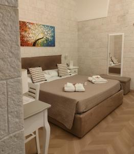 a bedroom with a bed with two towels on it at Dimora della Nonna in Mola di Bari