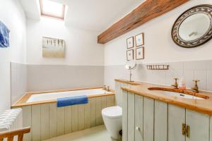 Um banheiro em Peaceful rural retreat near Burghley, Stamford