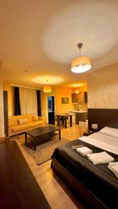 イスタンブールにあるBossuite Hotel Maltepeのベッド2台とリビングルームが備わる客室です。