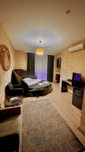 un ampio soggiorno con divano e pianoforte di Bossuite Hotel Maltepe a Istanbul
