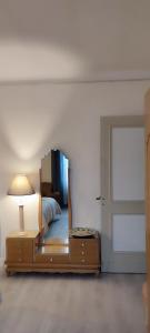 - une chambre avec un lit doté d'une lampe et d'une porte dans l'établissement Propriété avec piscine de 2 à 9 personnes, Gîte De Saint Donat,, à La Roque-Gageac