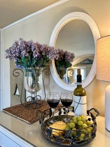 une table avec deux verres de vin et un vase de fleurs dans l'établissement Ship's Knees Inn, à East Orleans