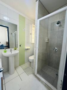 uma casa de banho com um chuveiro, um lavatório e um WC. em Maktub Europa - Hostal Boutique em Santiago