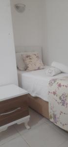 ein Schlafzimmer mit einem Bett und einem Nachttisch daneben in der Unterkunft La Casa de Oludeniz, Fethiye in Fethiye