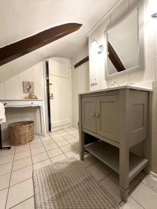 La salle de bains est pourvue d'un lavabo et d'un miroir. dans l'établissement Ship's Knees Inn, à East Orleans