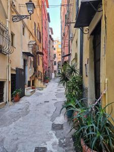 un vicolo con edifici e piante in una città di CASA MENOTTI a Sanremo
