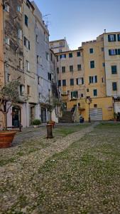 una strada vuota in una città con edifici di CASA MENOTTI a Sanremo Altre 2 foto