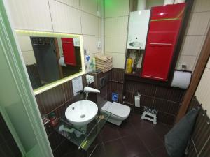 Koupelna v ubytování APARTAMENT VENGE -CAŁE MIESZKANIE 46m2 NA WYŁĄCZNOŚĆ - Z JEDNĄ SYPIALNIĄ I JEDNYM SYPIALNO-SALONEM -3 PIĘTRO BEZ WINDY- REZERWACJA BEZ KARTY KREDYTOWEJ-KLIMATYZACJA-NETFLIX-2 ŁÓŻECZKA DZIECIĘCE- BEZPŁATNY PARKING PUBLICZNY