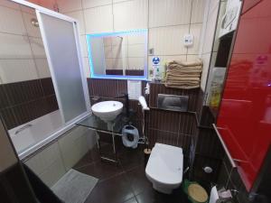 Koupelna v ubytování APARTAMENT VENGE -CAŁE MIESZKANIE 46m2 NA WYŁĄCZNOŚĆ - Z JEDNĄ SYPIALNIĄ I JEDNYM SYPIALNO-SALONEM -3 PIĘTRO BEZ WINDY- REZERWACJA BEZ KARTY KREDYTOWEJ-KLIMATYZACJA-NETFLIX-2 ŁÓŻECZKA DZIECIĘCE- BEZPŁATNY PARKING PUBLICZNY