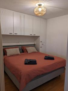 ein Schlafzimmer mit einem Bett mit zwei Handtüchern darauf in der Unterkunft Vista Linda, leuk appartement vlak bij zeedijk en strand in Ostende