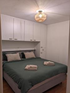 ein Schlafzimmer mit einem Bett mit Handtüchern darauf in der Unterkunft Vista Linda, leuk appartement vlak bij zeedijk en strand in Ostende