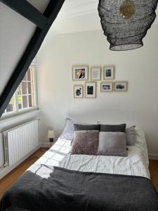 ein Schlafzimmer mit einem Bett und einem großen Fenster in der Unterkunft Maison de charme, près des plages du Débarquement in Bayeux
