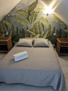 サン・テニャンにあるAu Près du Zooの壁に壁画が施されたベッドルーム1室