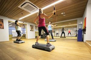 Posilňovňa alebo fitness centrum v ubytovaní ROBINSON ALPENROSE Zürs