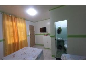 Habitación con baño con aseo y lavamanos. en OYO 1048 Jomckayl Apartelle, en Naga