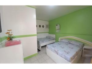 سرير أو أسرّة في غرفة في OYO 1048 Jomckayl Apartelle