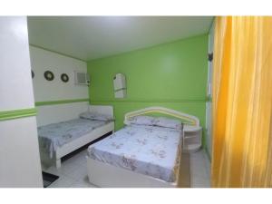 Un pat sau paturi într-o cameră la OYO 1048 Jomckayl Apartelle