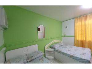 سرير أو أسرّة في غرفة في OYO 1048 Jomckayl Apartelle
