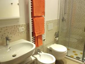 マテーラにあるLa Tavernettaのバスルーム(洗面台、トイレ、シャワー付)