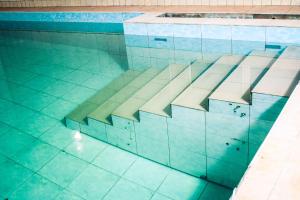 eine Nahaufnahme eines Swimmingpools in der Unterkunft Fortetsya in Uman
