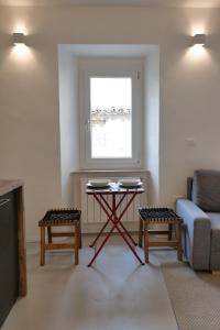 een woonkamer met een tafel en een raam bij Maison62 in San Severino Marche