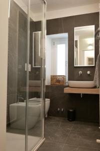 een badkamer met een bad, een wastafel en een toilet bij Maison62 in San Severino Marche