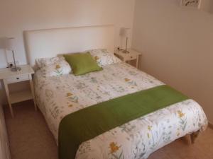 1 dormitorio con 1 cama y 2 mesitas de noche en Komfortable Ferienwohnung in Morro Jable mit Großer Terrasse und Neben dem Strand en Morro del Jable