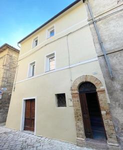 een gebouw met twee deuren aan de zijkant bij Maison62 in San Severino Marche