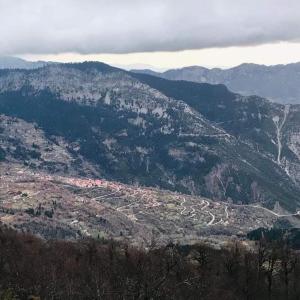 vistas a una montaña con una ciudad en un valle en Archontiko tou Krommyda, en Elati