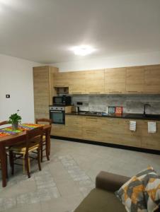 Il comprend un salon avec une table et une cuisine. dans l'établissement Colli di Luni, à Luni