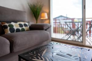 un soggiorno con divano e tavolino da caffè di Atlantic Selection - Charmant & calme avec piscine et parking a Hendaye
