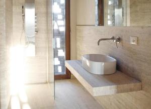 沃爾泰拉的住宿－Wohnung in Volterra mit Gemeinsamem Garten，一间带水槽和淋浴的浴室