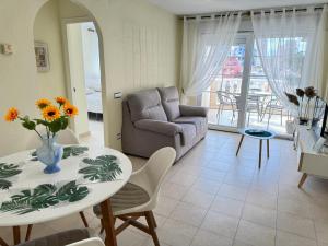uma sala de estar com um sofá e uma mesa em Casa Laima em Torrevieja