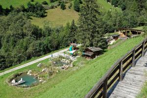 una vista aérea de una granja en una colina en Enzianhof - Nature Apartments, en San Giovanni in Val Aurina