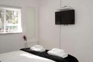 Een bed of bedden in een kamer bij Panthera Cottage Milnerton