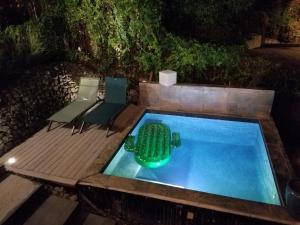 Bazén v ubytování Villa T4 avec piscine, 6 à 8 personnes nebo v jeho okolí