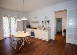 a kitchen and dining room with a table and chairs at Oikos in Matera