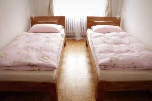 Ein Bett oder Betten in einem Zimmer der Unterkunft Besondere Ferienwohnung in Königslutter am Elm
