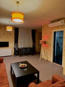 伊斯坦堡的住宿－馬爾泰佩博斯維特酒店，客厅配有沙发和桌子