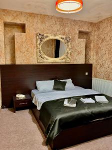 イスタンブールにあるBossuite Hotel Maltepeのベッドルーム1室(壁に鏡付きのベッド1台付)