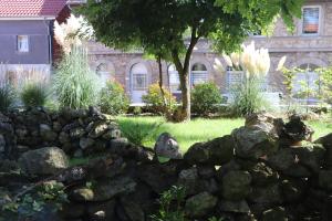 Ein Garten an der Unterkunft Besondere Ferienwohnung in Königslutter am Elm