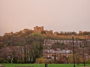 een kasteel bovenop een heuvel met gebouwen bij Beck's Sunset Accommodation in Dover