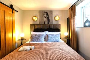 a bedroom with a bed with a stuffed animal on it at Cosy Flat in Bath "Maia" in Bath