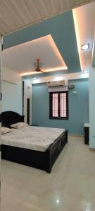 una camera con un grande letto di Eco Living House- large group accommodation. a Varanasi