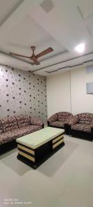 sala de estar con mesa y 2 sillas en Eco Living House- large group accommodation. en Varanasi