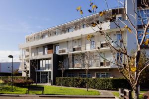 una vista exterior de un edificio en Domitys Les Falaises Blanches, en Bayeux