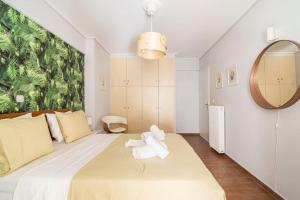 ein Schlafzimmer mit einem großen Bett mit Handtüchern darauf in der Unterkunft Modern Apartmen, Piraeus near Microlimano, Kastela in Piräus